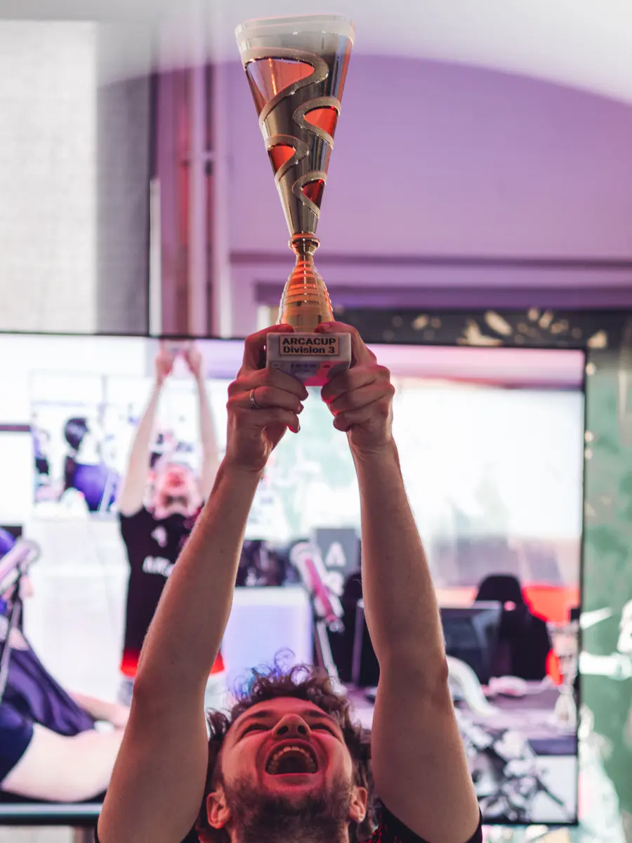 La coupe Arcacup brandie aux Arca Days Stoneworld